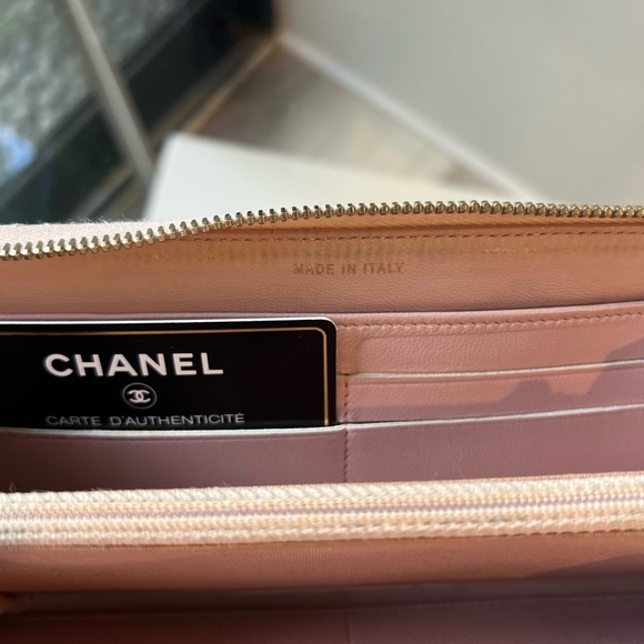 Chanel Pink Lambskin with white crisscross embroidery wallet - Picture 4 of 6